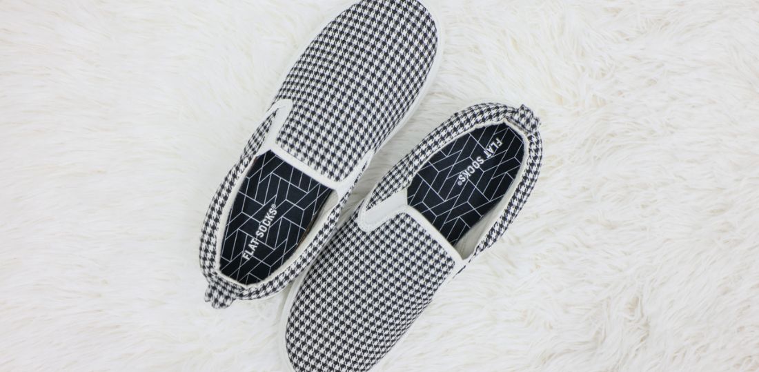 Checkered Vans shoes with black FLAT SOCKS
